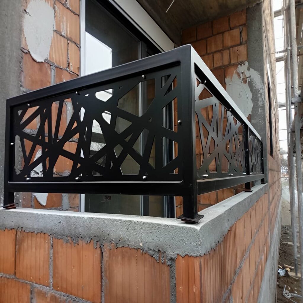 نرده بالکن مشکی هماهنگ با نمای ساختمان