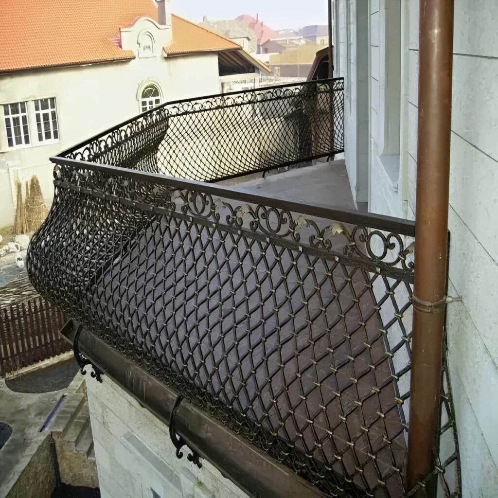 حفاظ بالکن با فرم ساده و اندازه دقیق