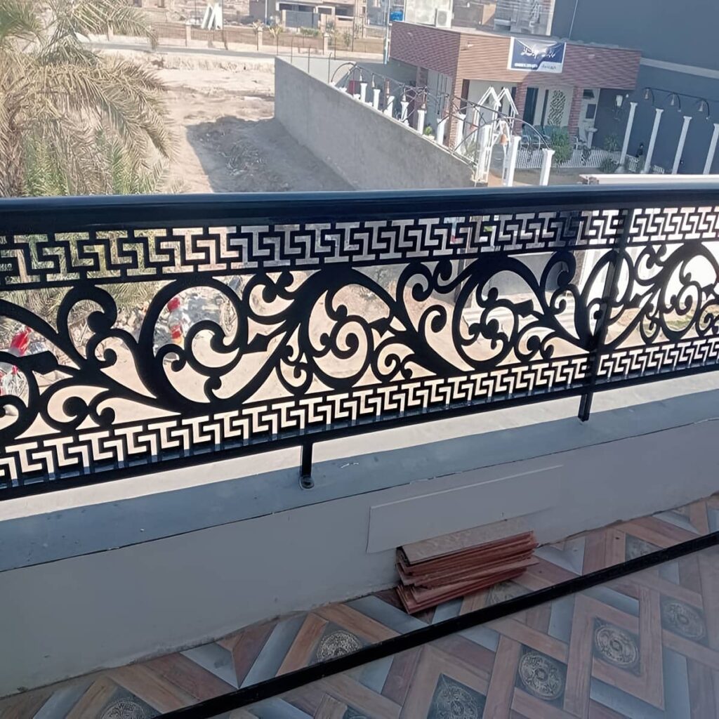نرده آلومینیومی بالکن در نمای مدرن