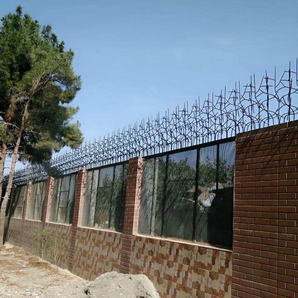 حفاظ دیوار حیاط فلزی با پوشش مقاوم