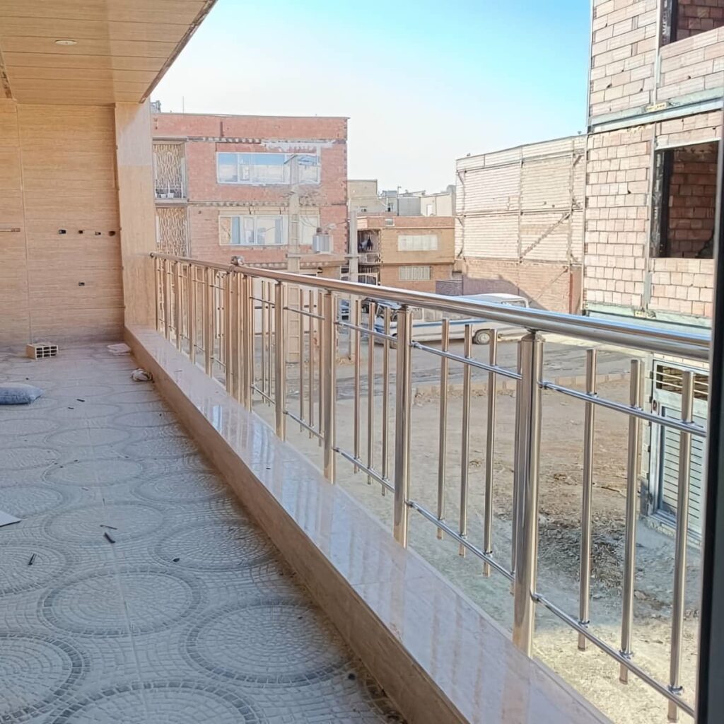 نرده بالکن آپارتمان با رنگ هماهنگ نما