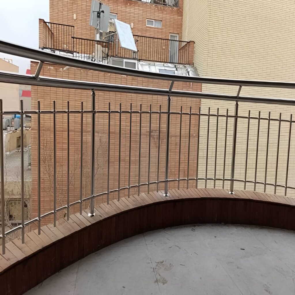 نرده چوبی با پرداخت سطحی