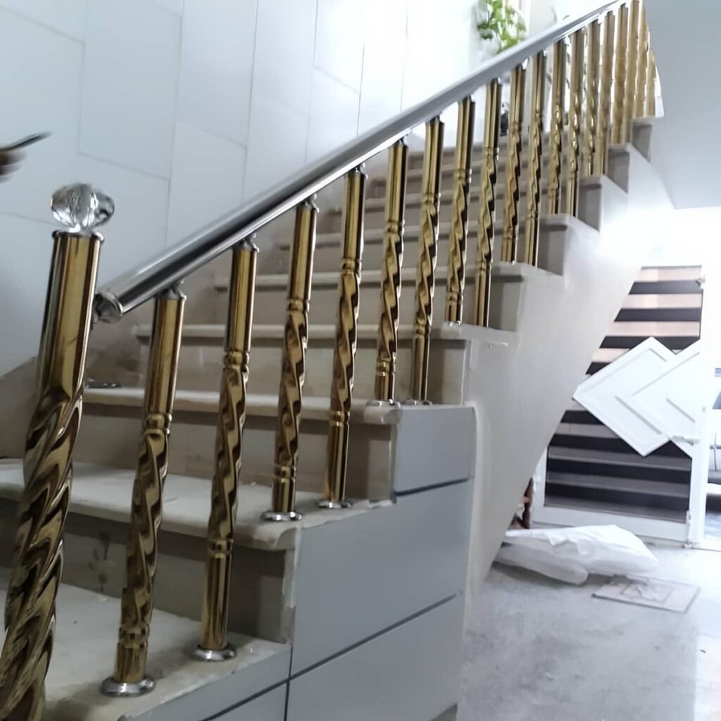 نرده استیل بالکن متناسب با نمای ساختمان