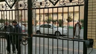 اپراتور درب پارکینگ مشکی هماهنگ با نمای مدرن