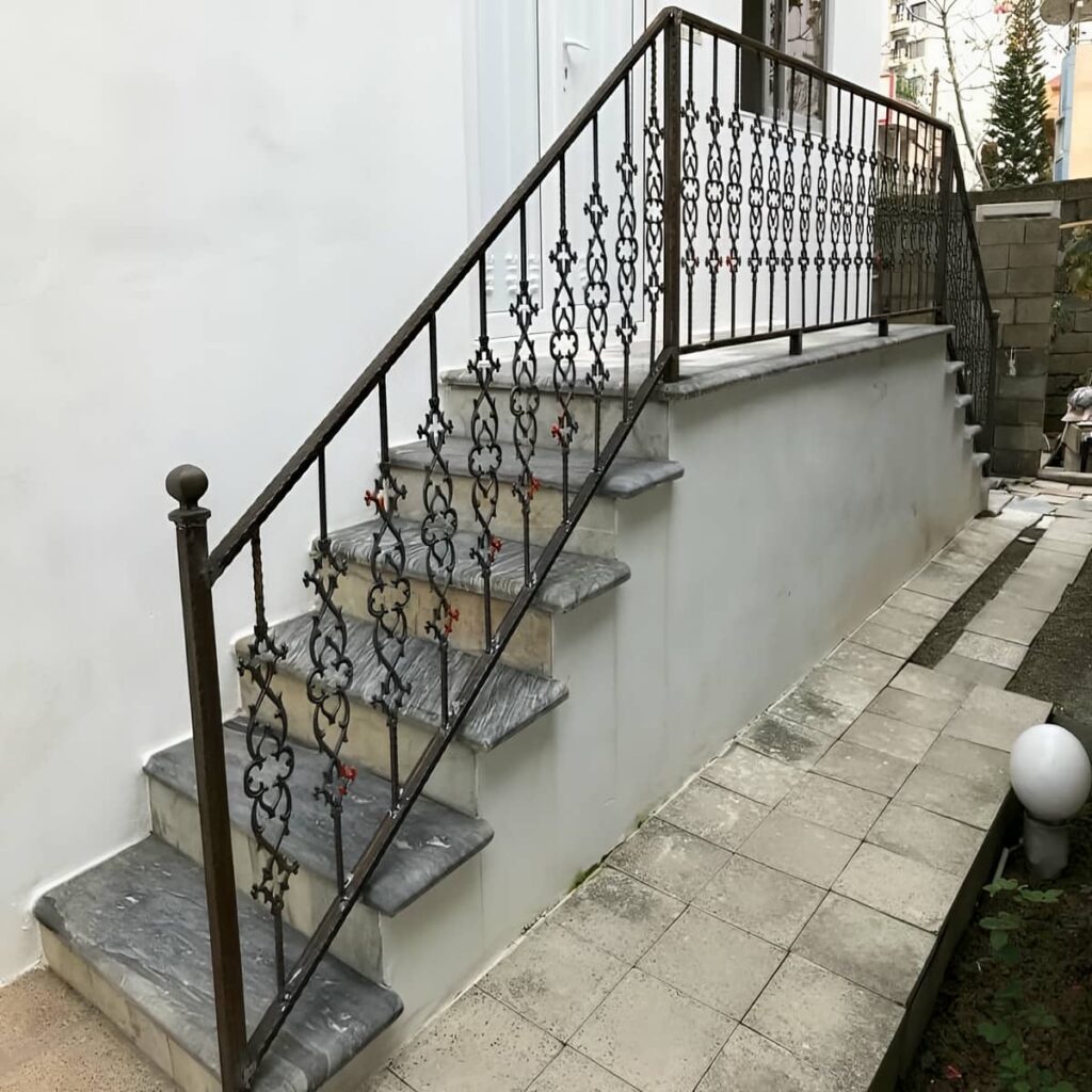 نرده فرفورژه بالکن با رنگ هماهنگ نما