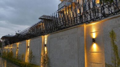 نرده روی دیوار فرفورژه با رنگ مشکی کلاسیک