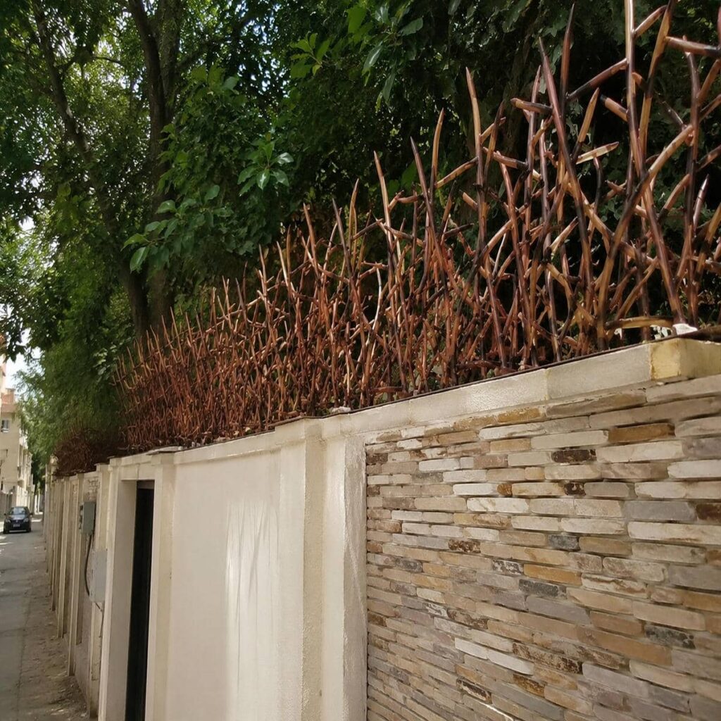 حفاظ روی دیوار حیاط با ابعاد سفارشی دقیق