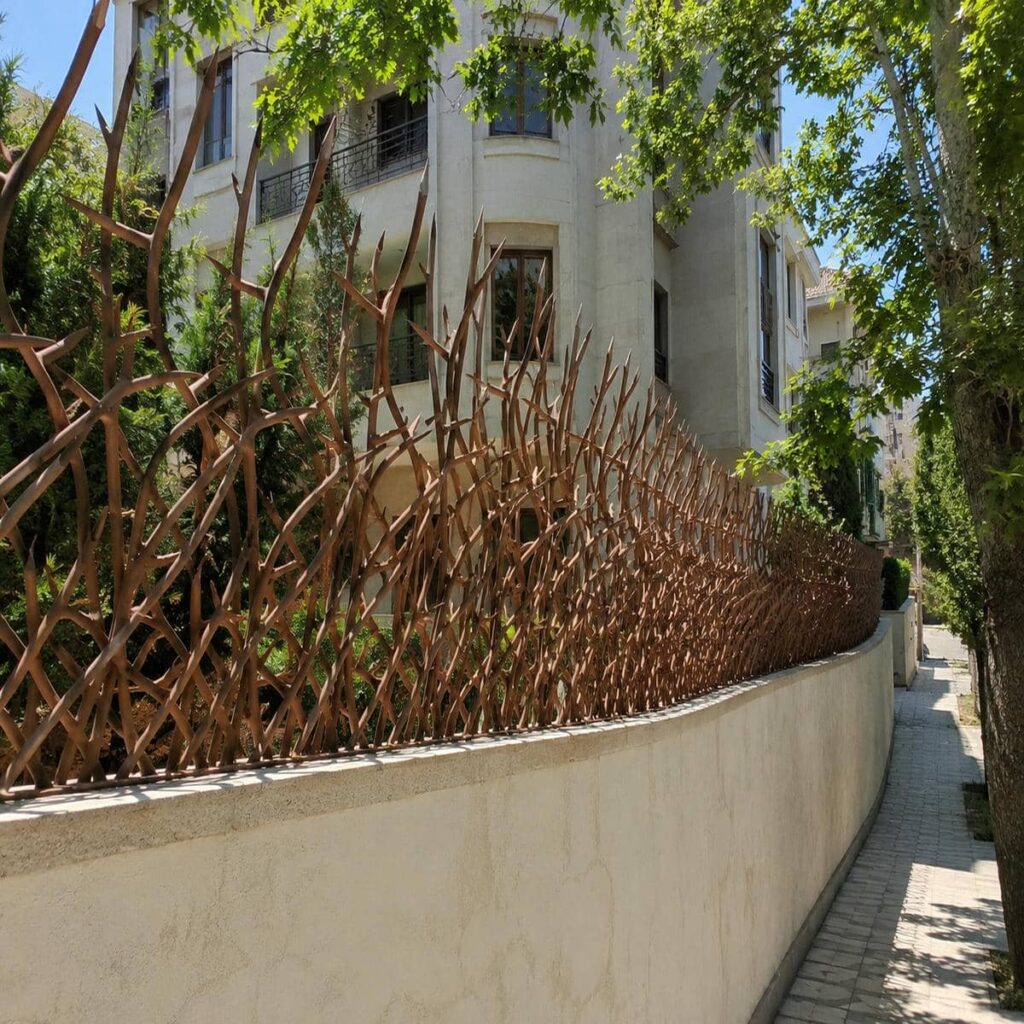 نرده آهنی روی دیوار لیلیوم