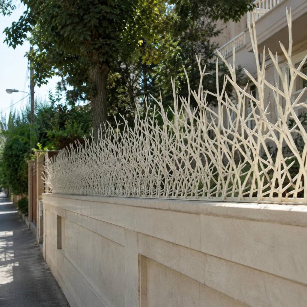 نرده آهنی روی دیوار باریک