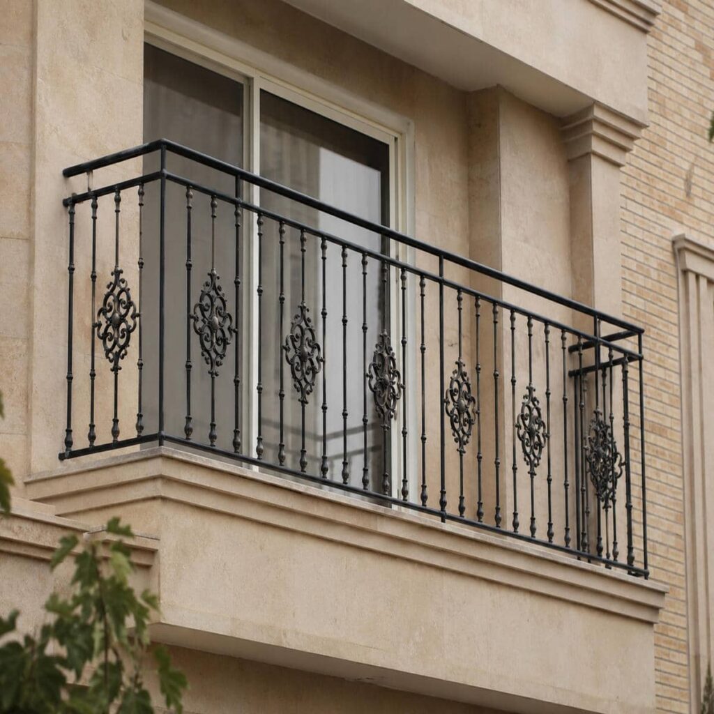 نرده تراس مشکی هماهنگ با نمای مسکونی