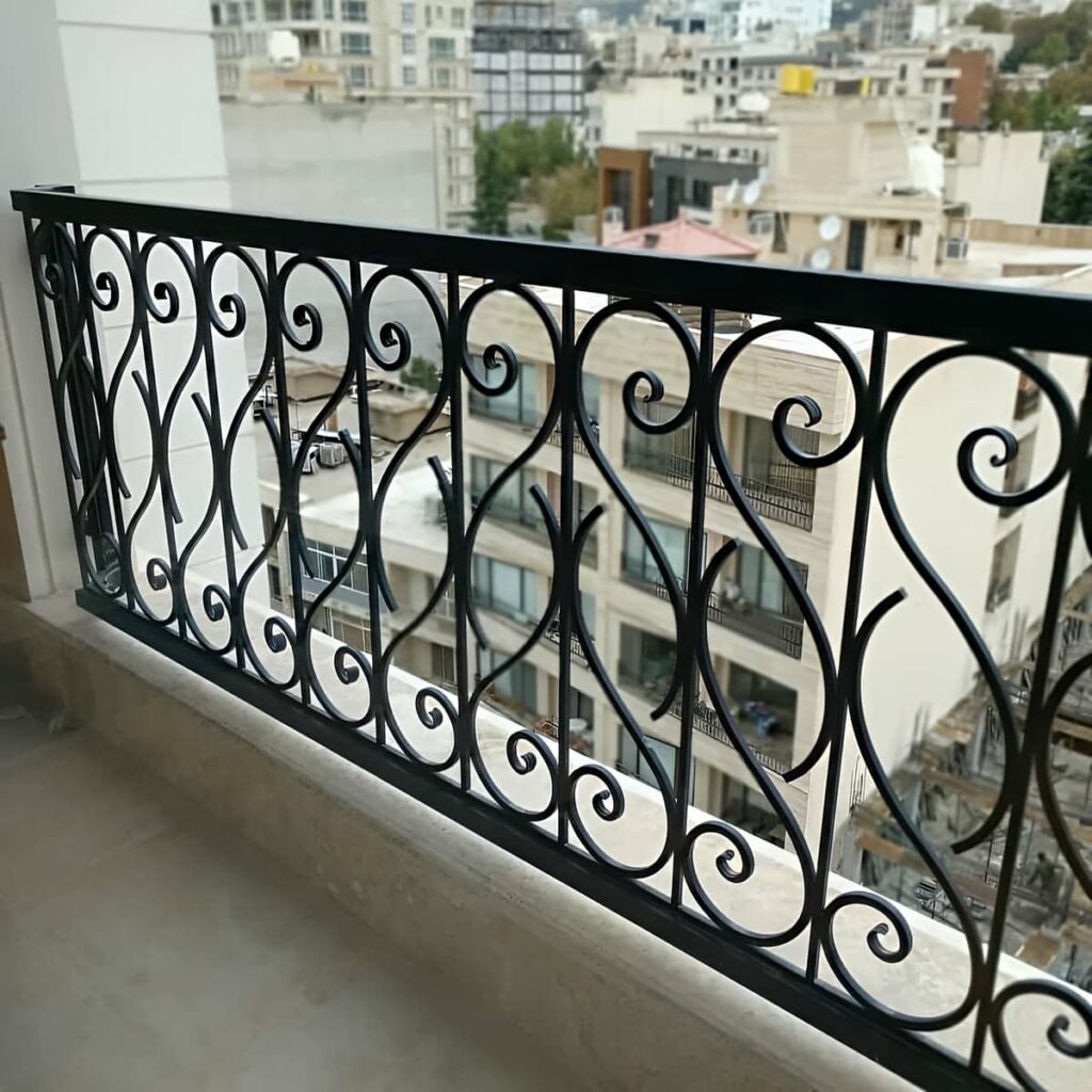 حفاظ پله مدرن کنار مسیر ورودی حفاظ پله مدرن کنار مسیر ورودی