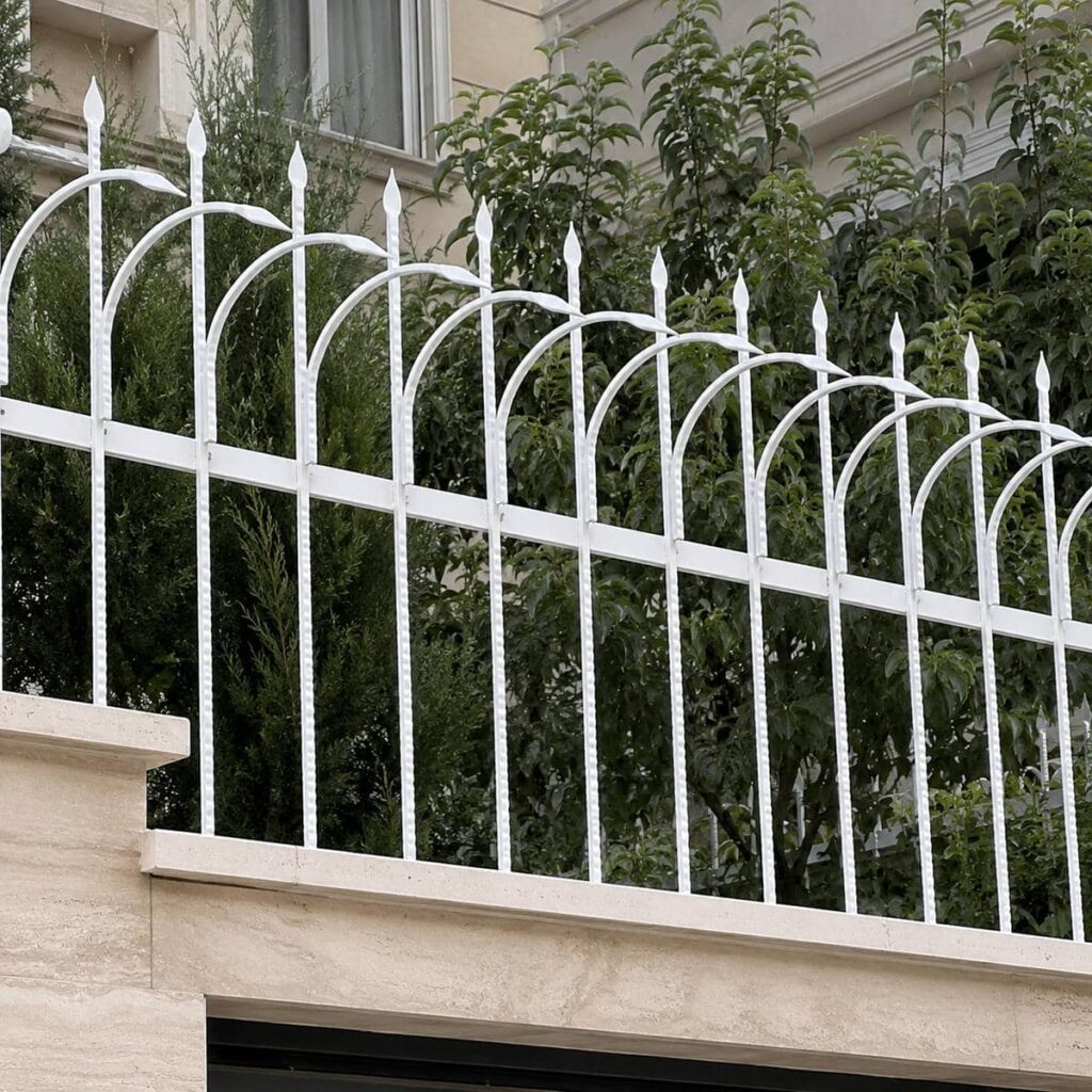 حفاظ سرنیزه ای رنگ شده نمای بیرونی