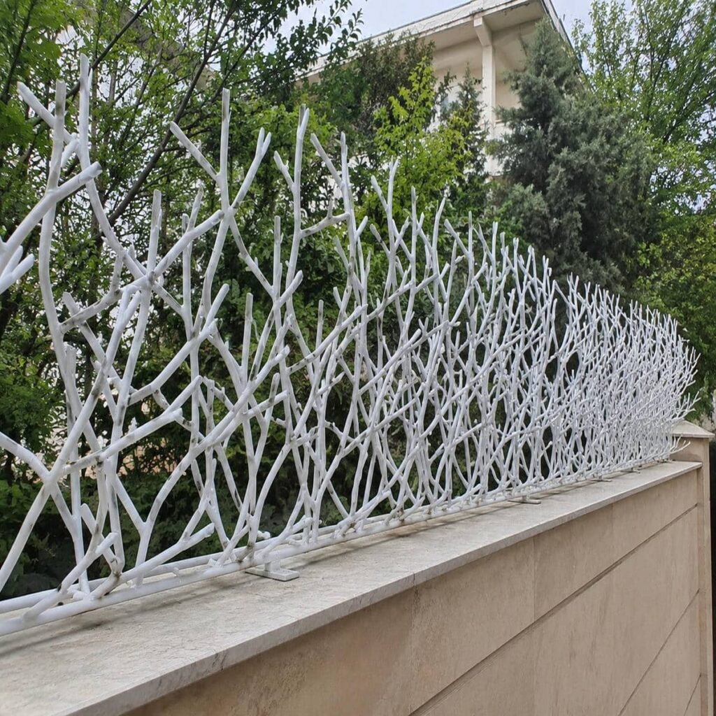 نرده آهنی روی دیوار شاخ گوزنی