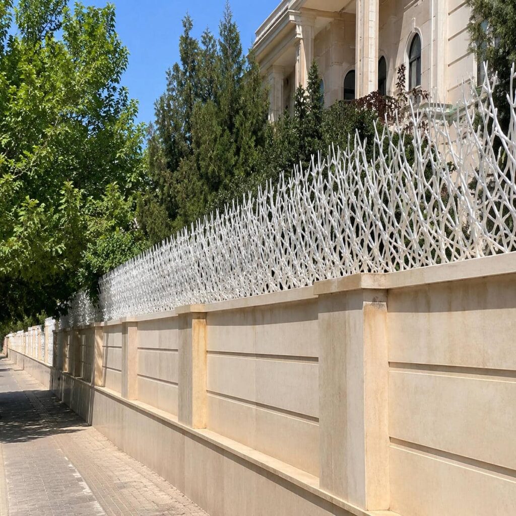 نرده دیوار حیاط سرنیزه ای رنگی