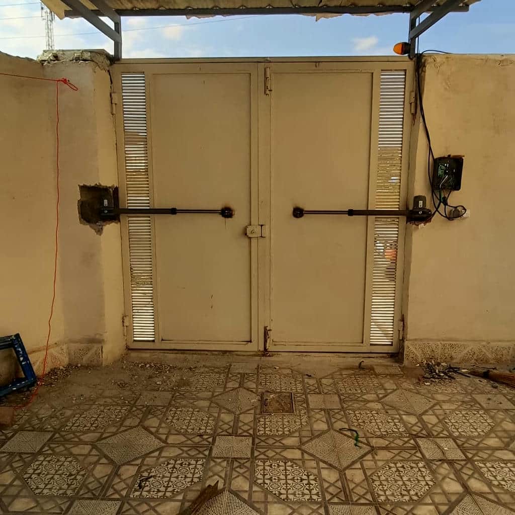 جک درب پارکینگ خاکستری در ورودی مجتمع استان قزوین