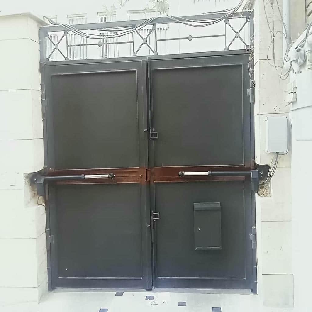 جک درب پارکینگ مشکی روی دروازه ویلایی یزد