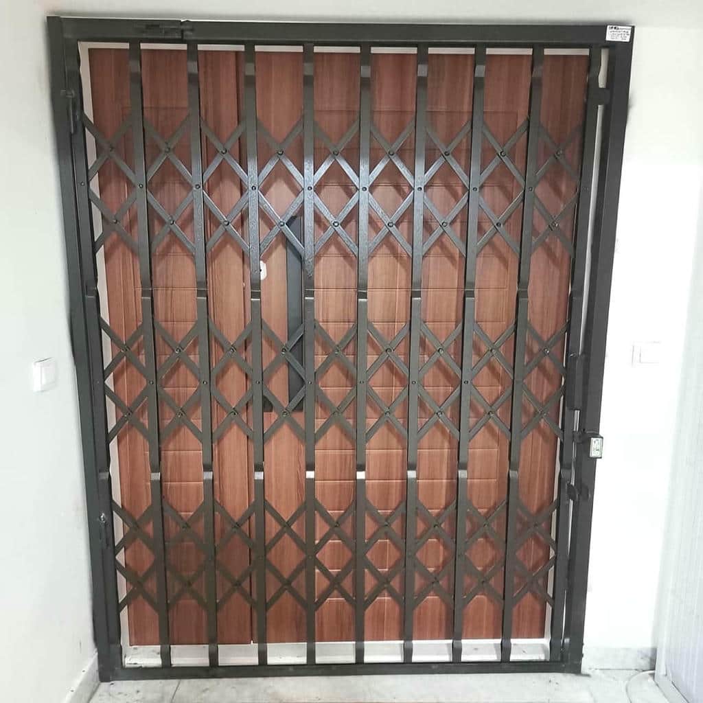 حفاظ درب آکاردئونی خاکستری در پاگرد زنجان حفاظ درب آکاردئونی خاکستری در پاگرد زنجان