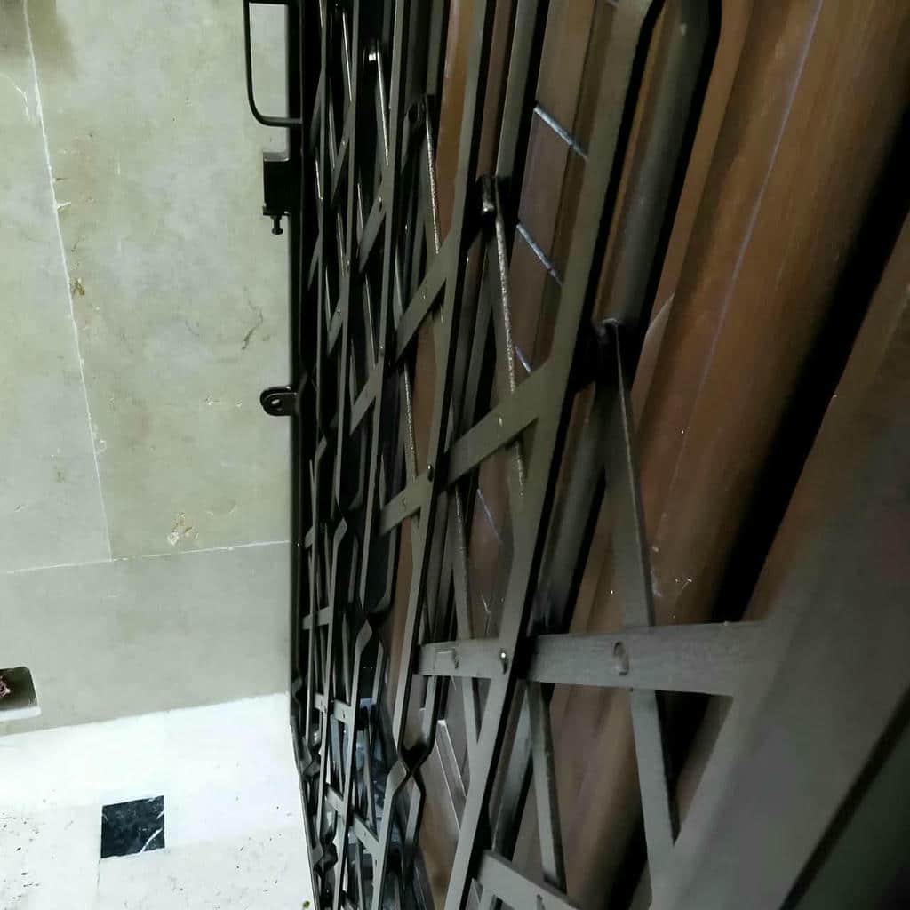 حفاظ درب آکاردئونی سفید مناسب ورودی باران خورده حفاظ درب آکاردئونی سفید مناسب ورودی باران خورده