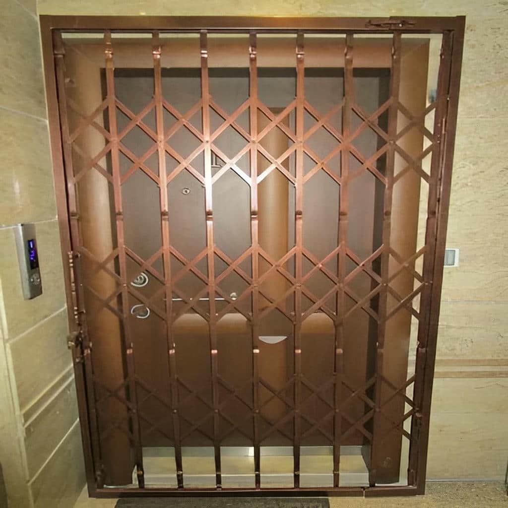 حفاظ درب آکاردئونی مشکی مقابل واحد نوساز استان ایلام