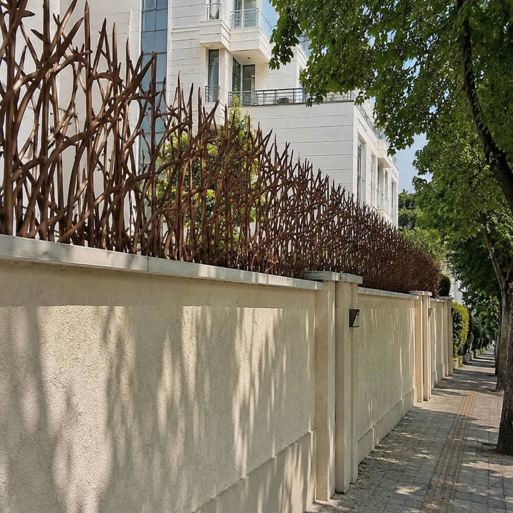حفاظ دیوار خاکستری روی دیوار آجری بلند