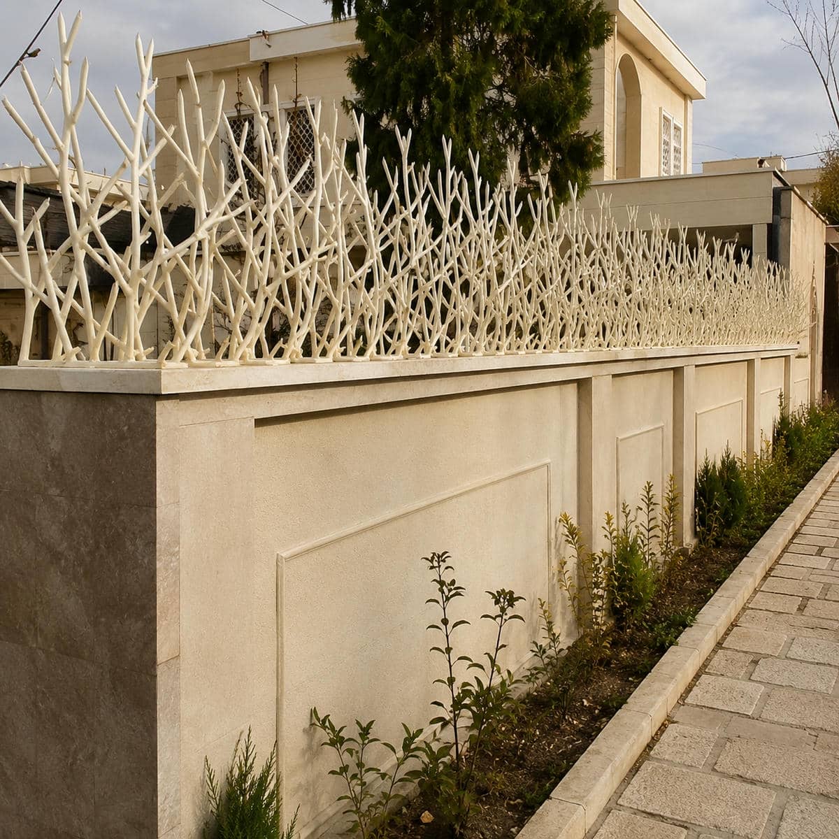 حفاظ دیوار شاخ گوزنی مشکی بر فراز حیاط بندرعباس