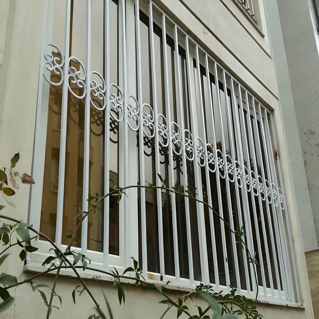 حفاظ پنجره ثابت مشبک روی نمای آجری حفاظ پنجره ثابت مشبک روی نمای آجری
