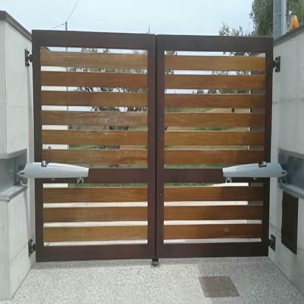 ریموت مشکی در کنار مجموعه جک برقی پارکینگ