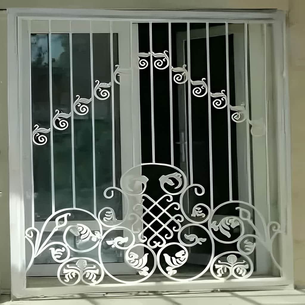 قاب آهنی خاکستری اطراف پنجره چوبی بازسازی شده