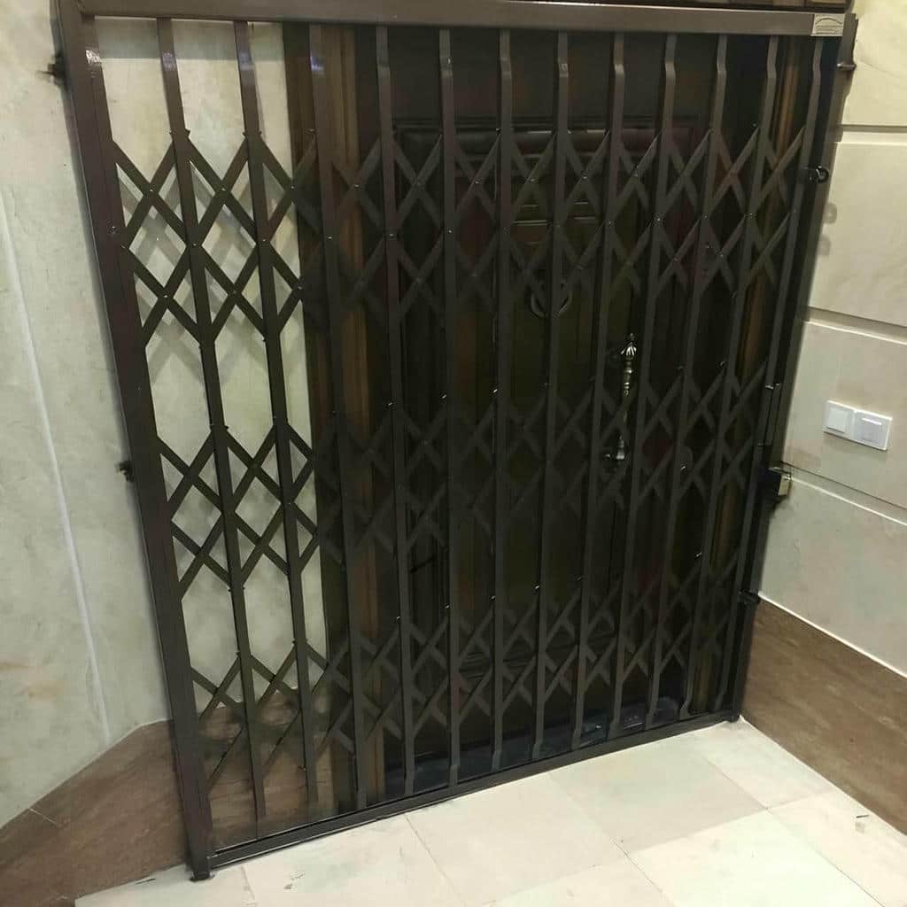 لنگه جمع شده محافظ آکاردئونی کنار چهارچوب سفید لنگه جمع شده محافظ آکاردئونی کنار چهارچوب سفید