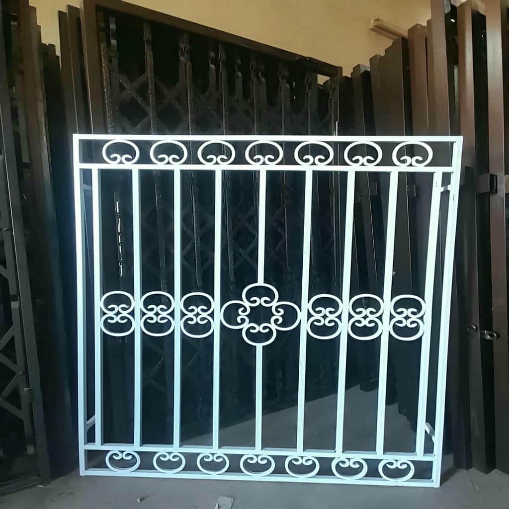 محافظ آهنی مقاوم به رطوبت کنار قاب سنگی روشن