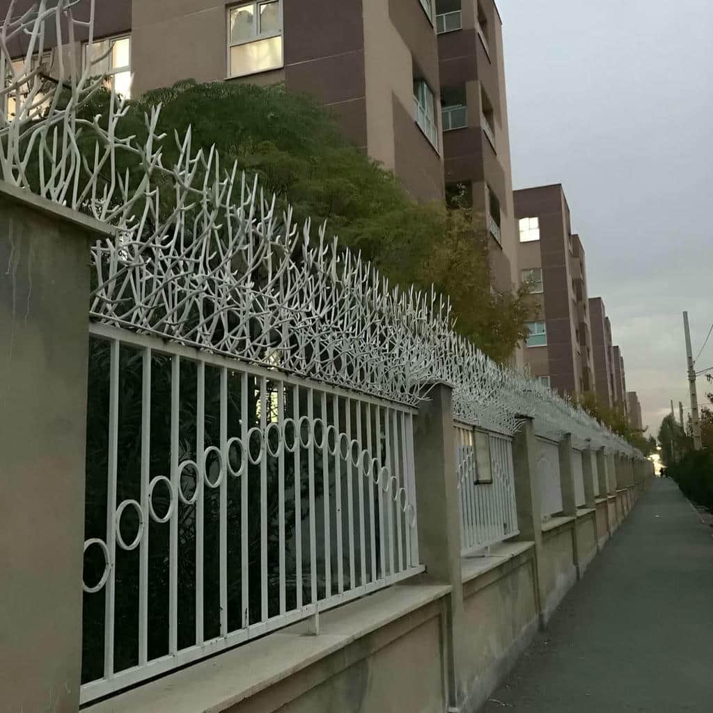 محافظ دیواری قهوهای کنار درب پارکینگ مشترک محافظ دیواری قهوهای کنار درب پارکینگ مشترک