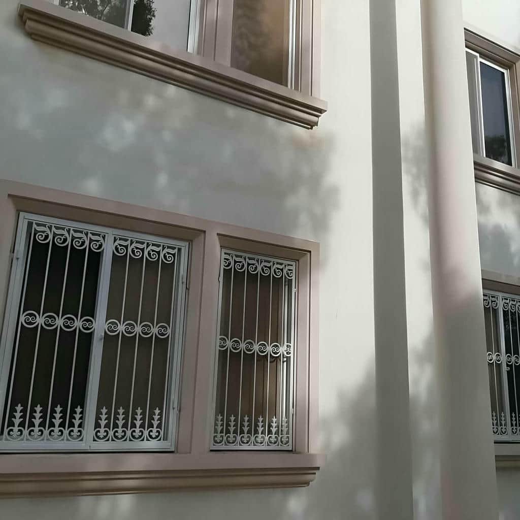 محافظ فلزی طوسی در شیراز روی نمای سیمانی