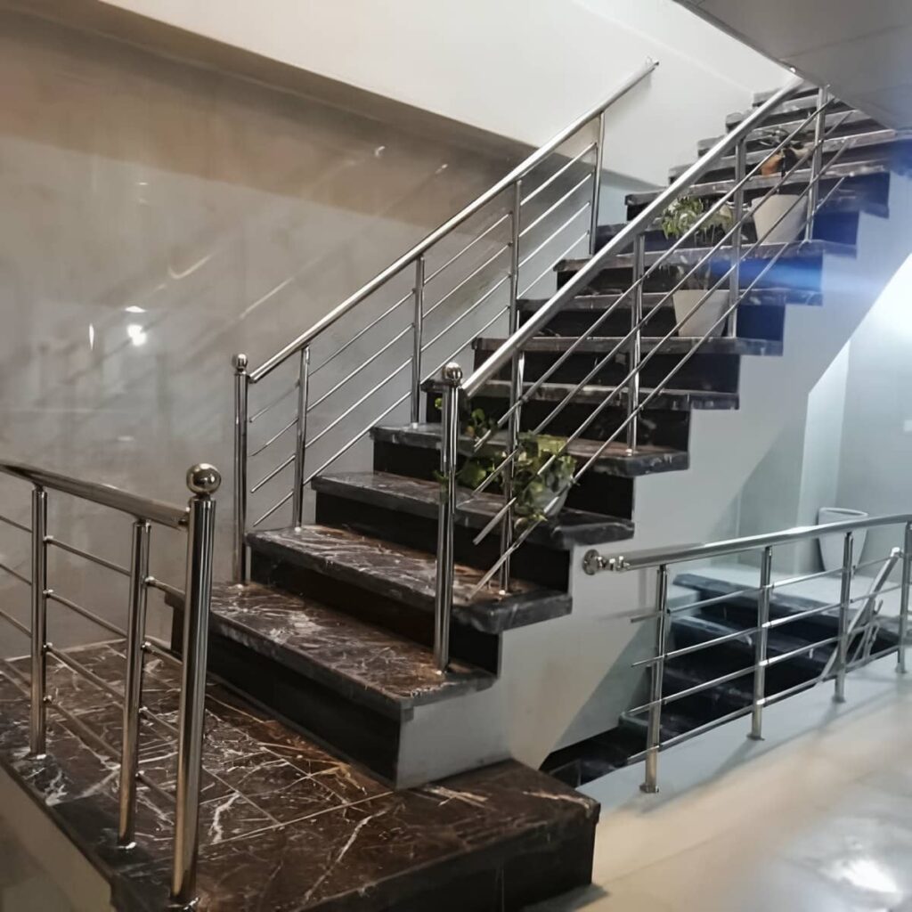 نرده راه پله استیل در رشت روی پاگرد بزرگ نرده راه پله استیل در رشت روی پاگرد بزرگ