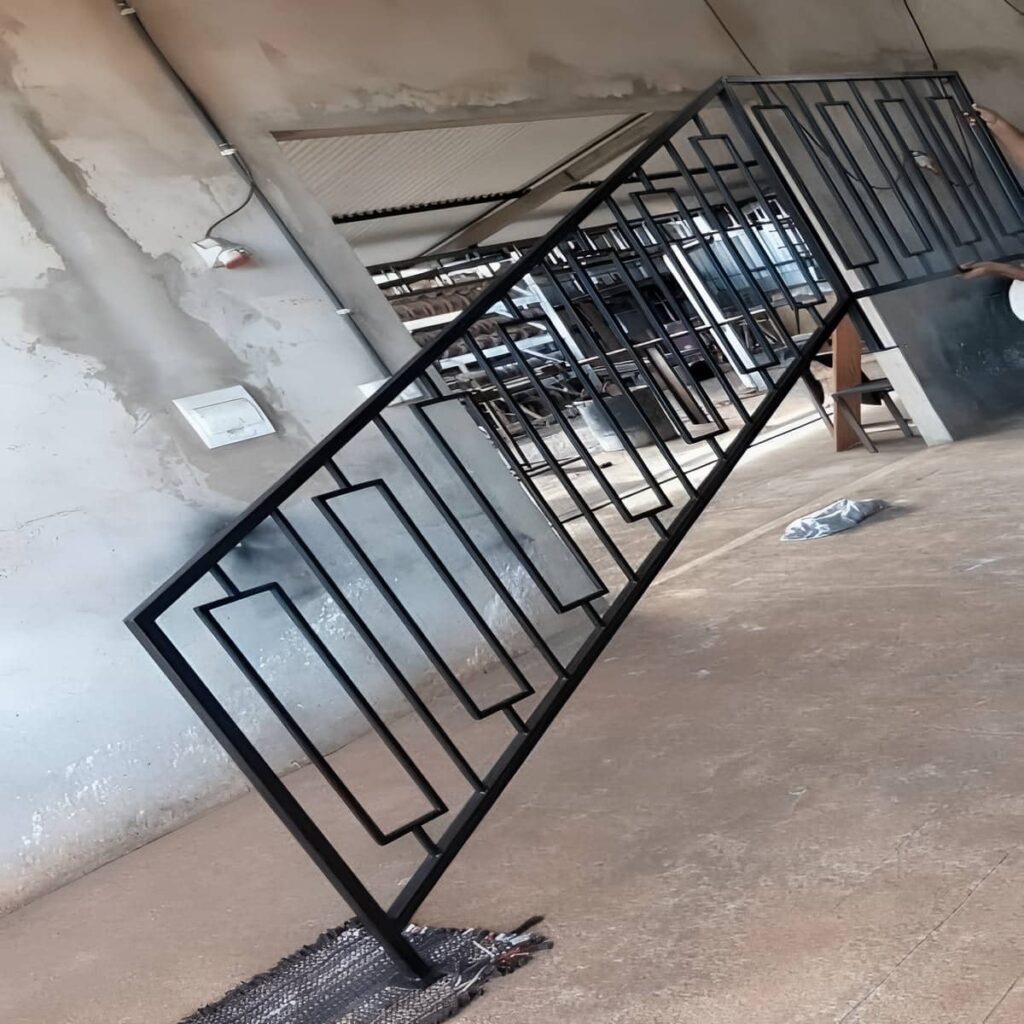 نرده راه پله فلزی خاکستری روی کف سنگی