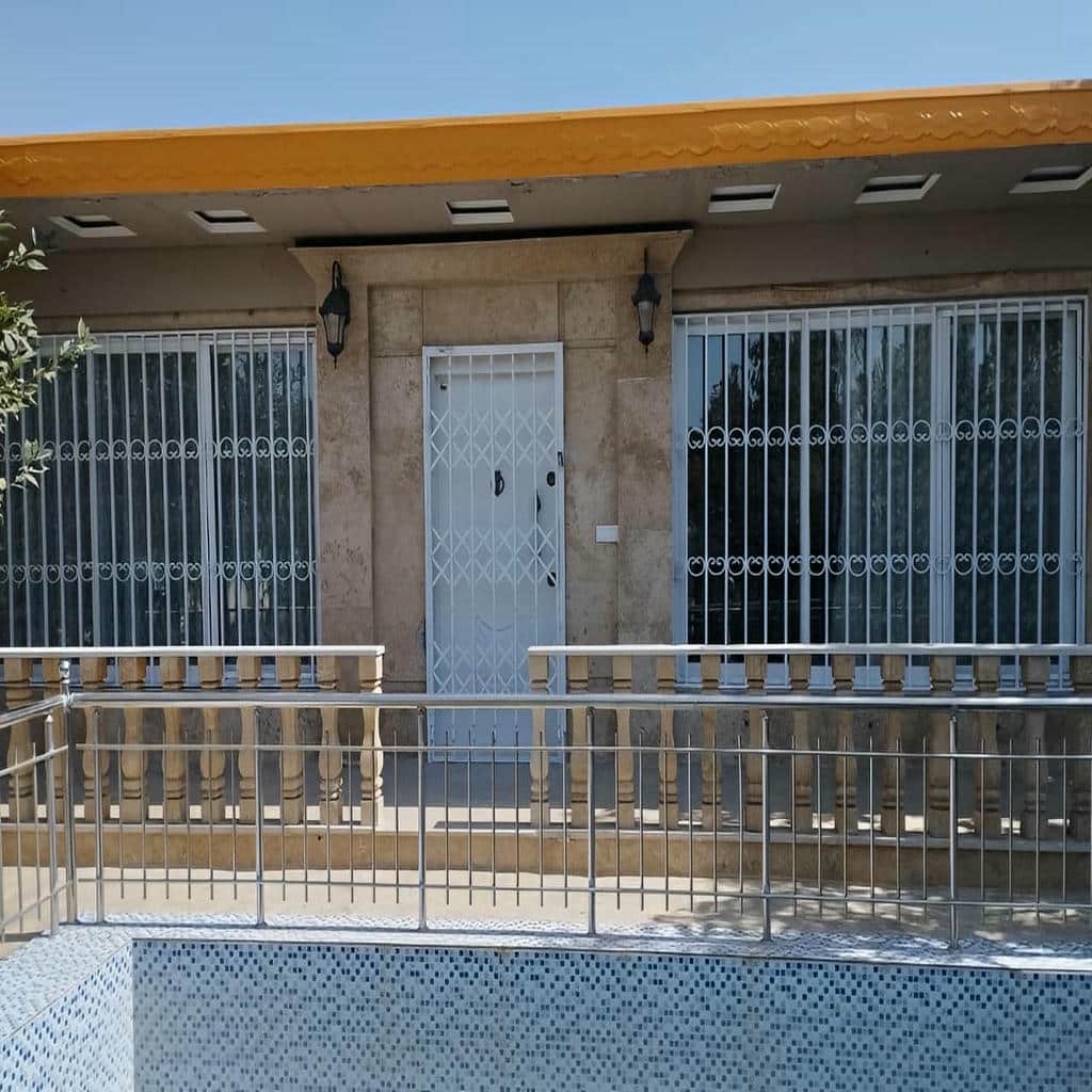 نرده پنجره ثابت روی دیوار آجری حیاط نرده پنجره ثابت روی دیوار آجری حیاط