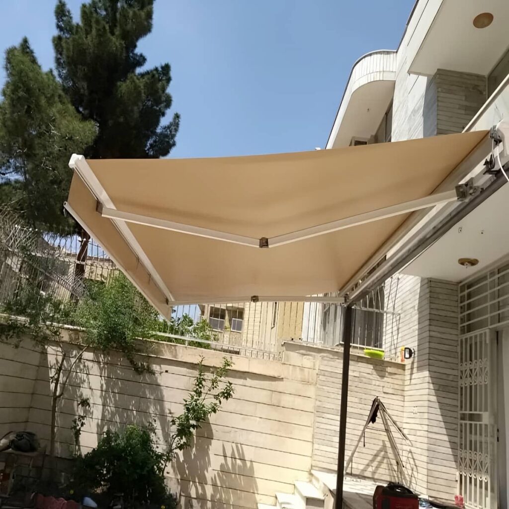 نمای باز سایبان برقی کرم بالای در شیشه ای