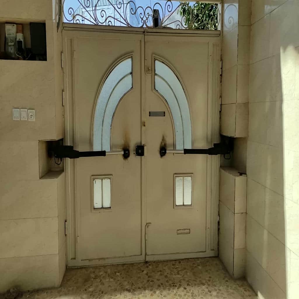 نمای نزدیک بدنه خاکستری موتور پارکینگی مدرن