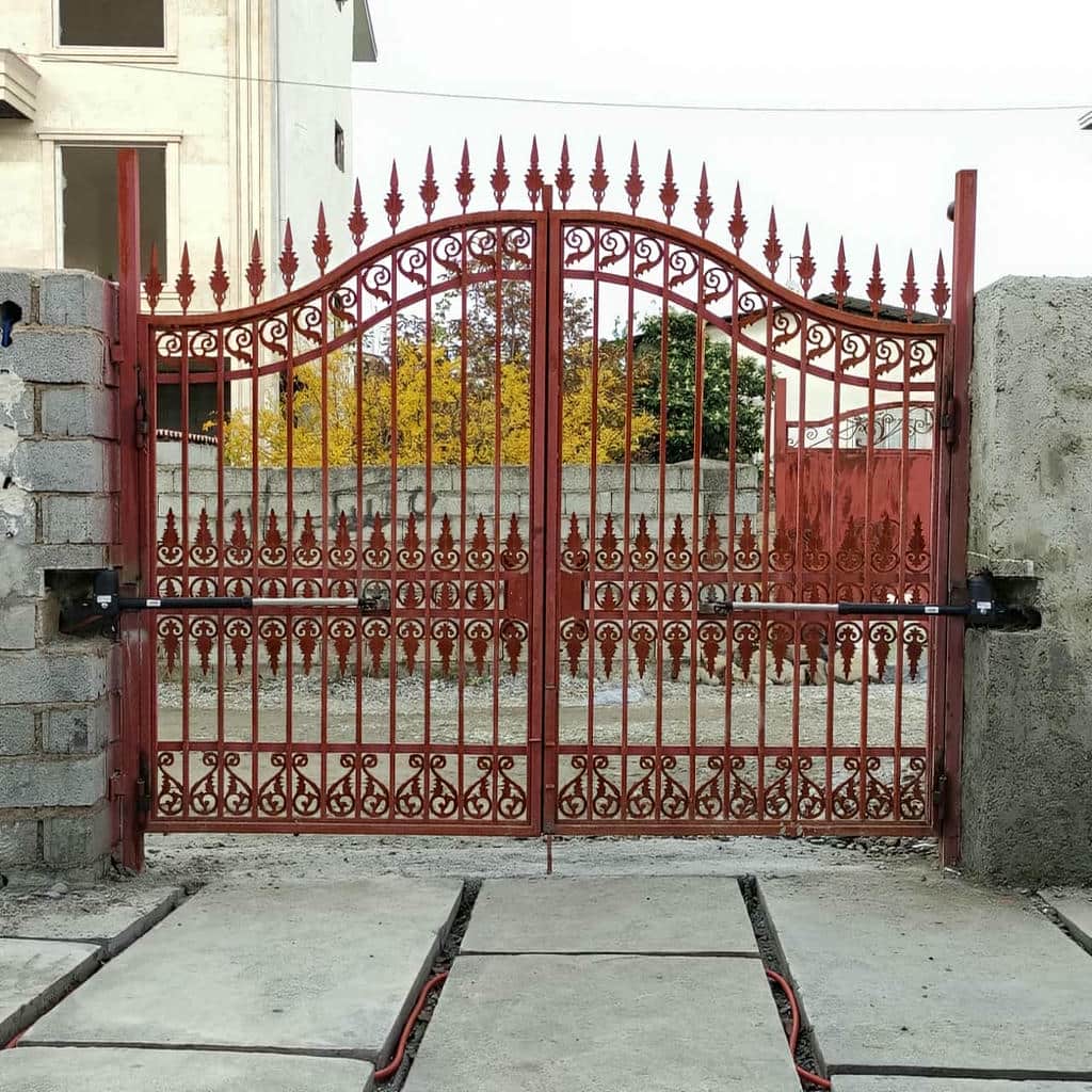نمای نزدیک بدنه نقره ای موتور جک بازویی