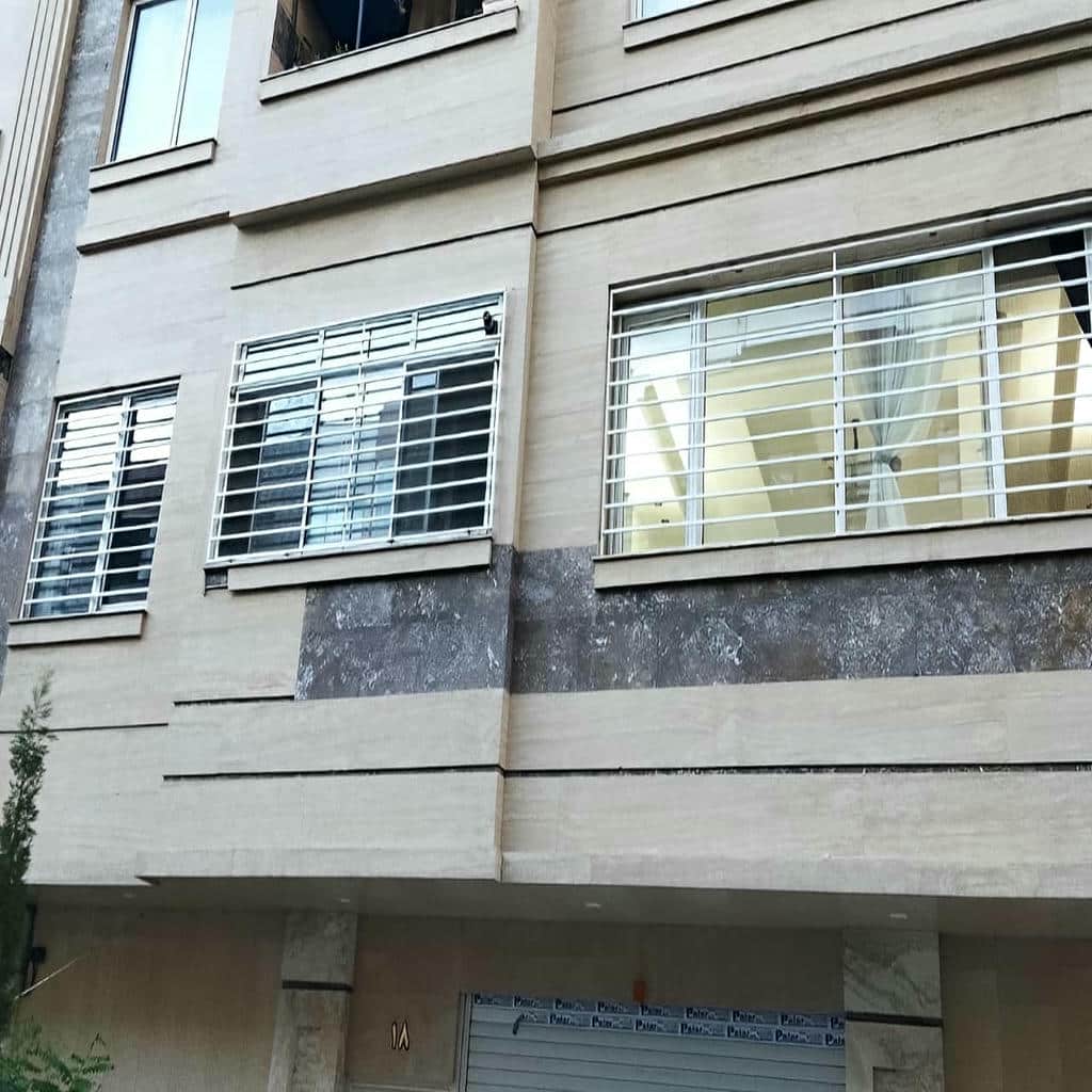 نمای نزدیک زبانه قفل روی گارد فلزی بازشو
