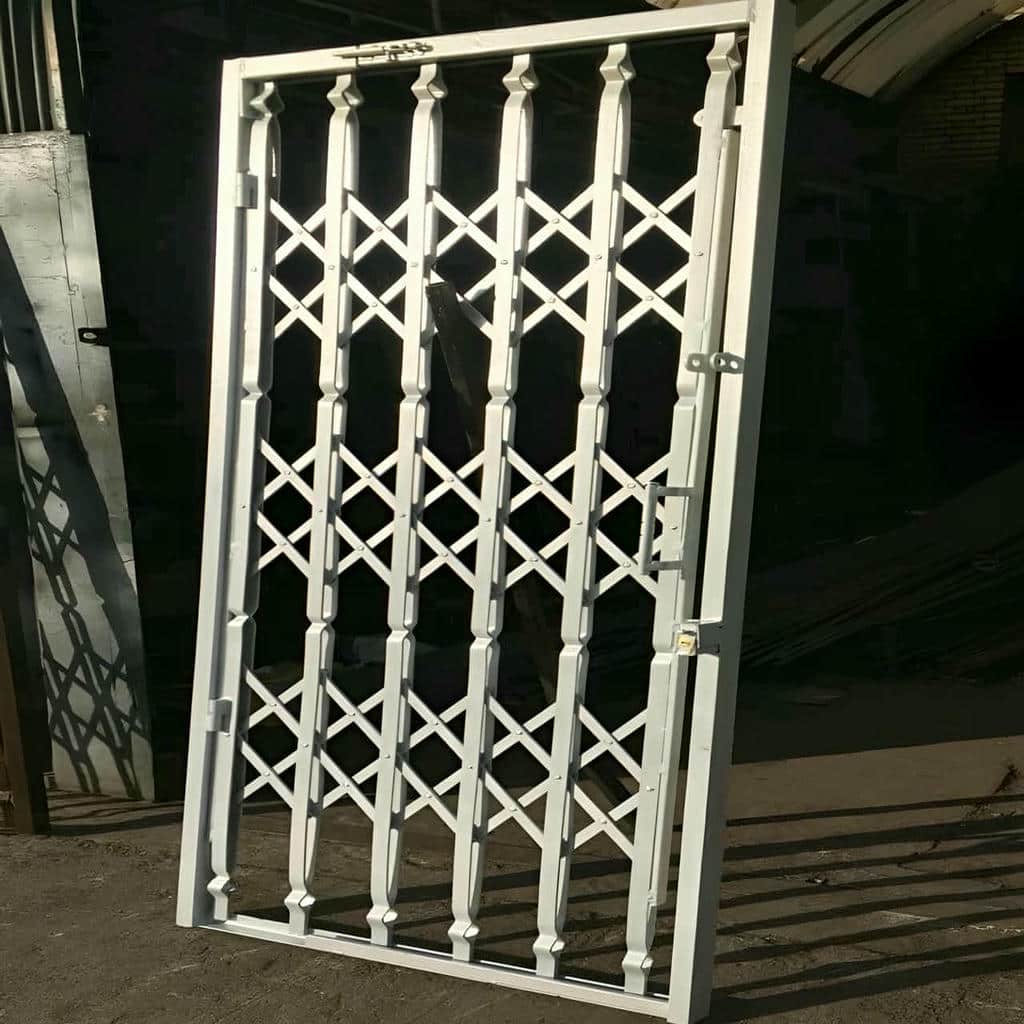 نمای نزدیک زبانه قفل محافظ ورودی فلزی نمای نزدیک زبانه قفل محافظ ورودی فلزی