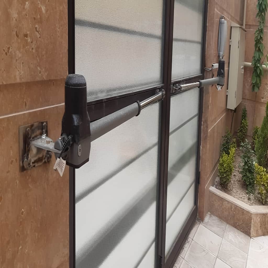 نمای نزدیک موتور خاکستری دربازکن پارکینگی با قاب مقاوم
