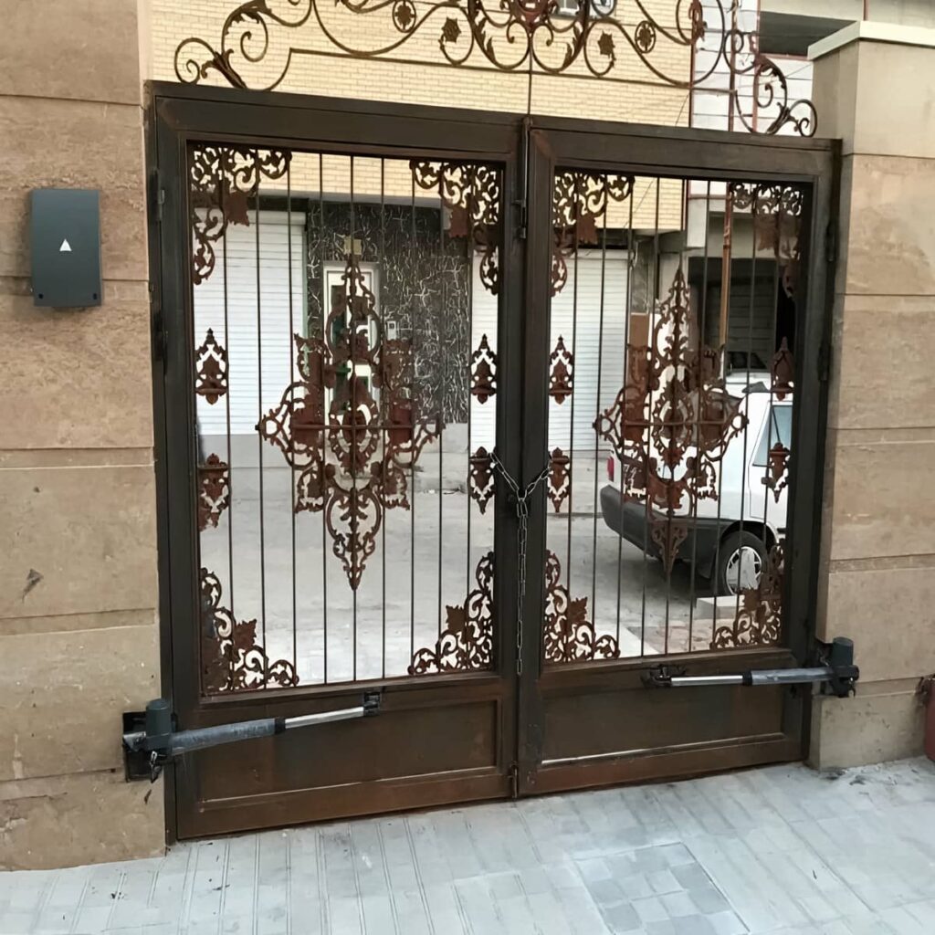 چشمی ایمنی سفید کنار مسیر تردد خودرو