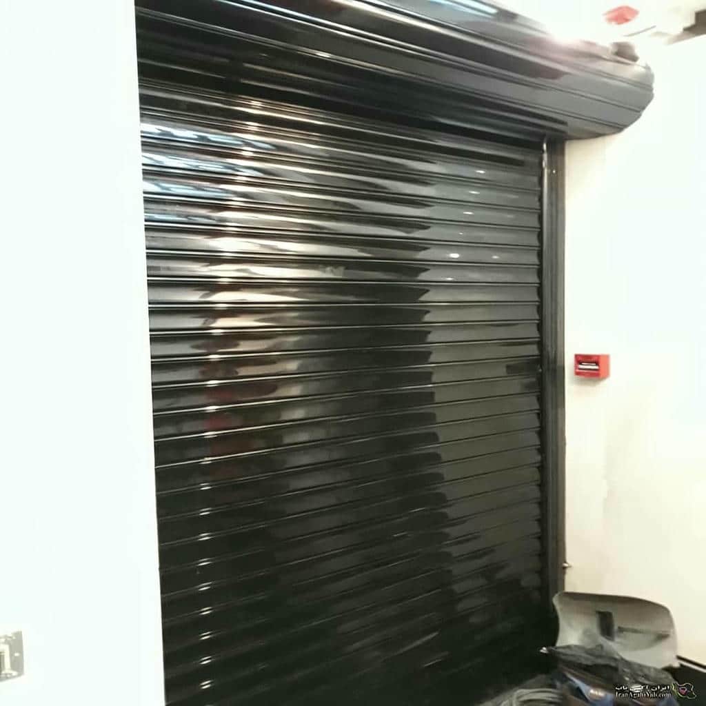 کرکره برقی کرم در کنار نمای آجری