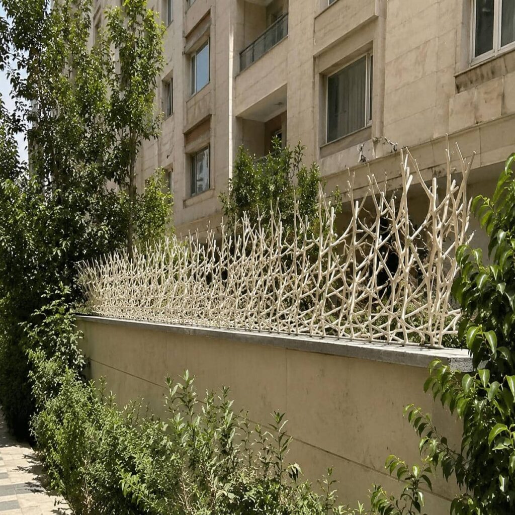 گارد آهنی خاکستری بر فراز ورودی خودرو