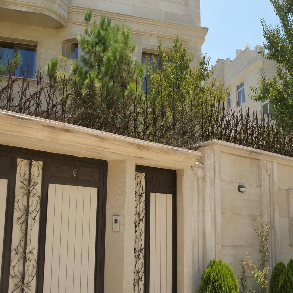گارد سرنیزه ای طوسی کنار درب پارکینگ مسکونی