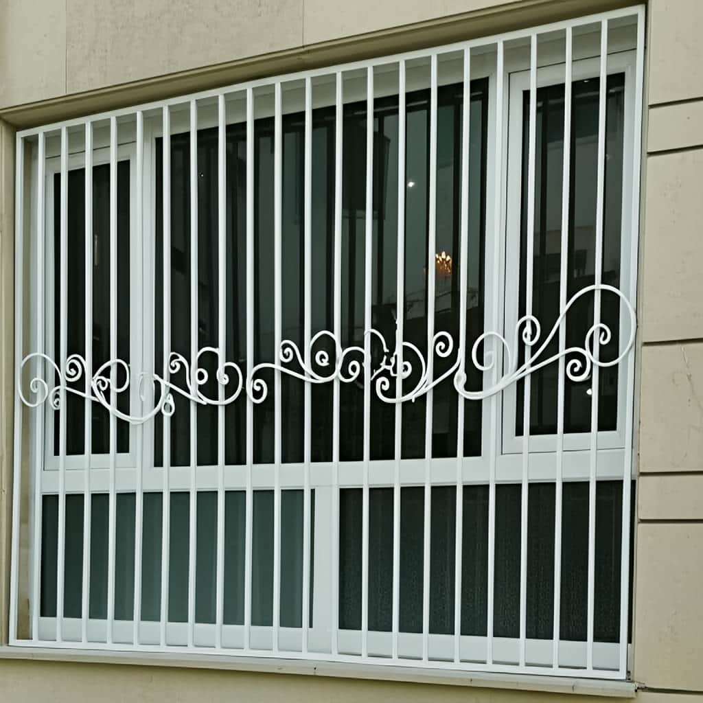 گارد فلزی ثابت روی دیوار آجری حیاط گارد فلزی ثابت روی دیوار آجری حیاط