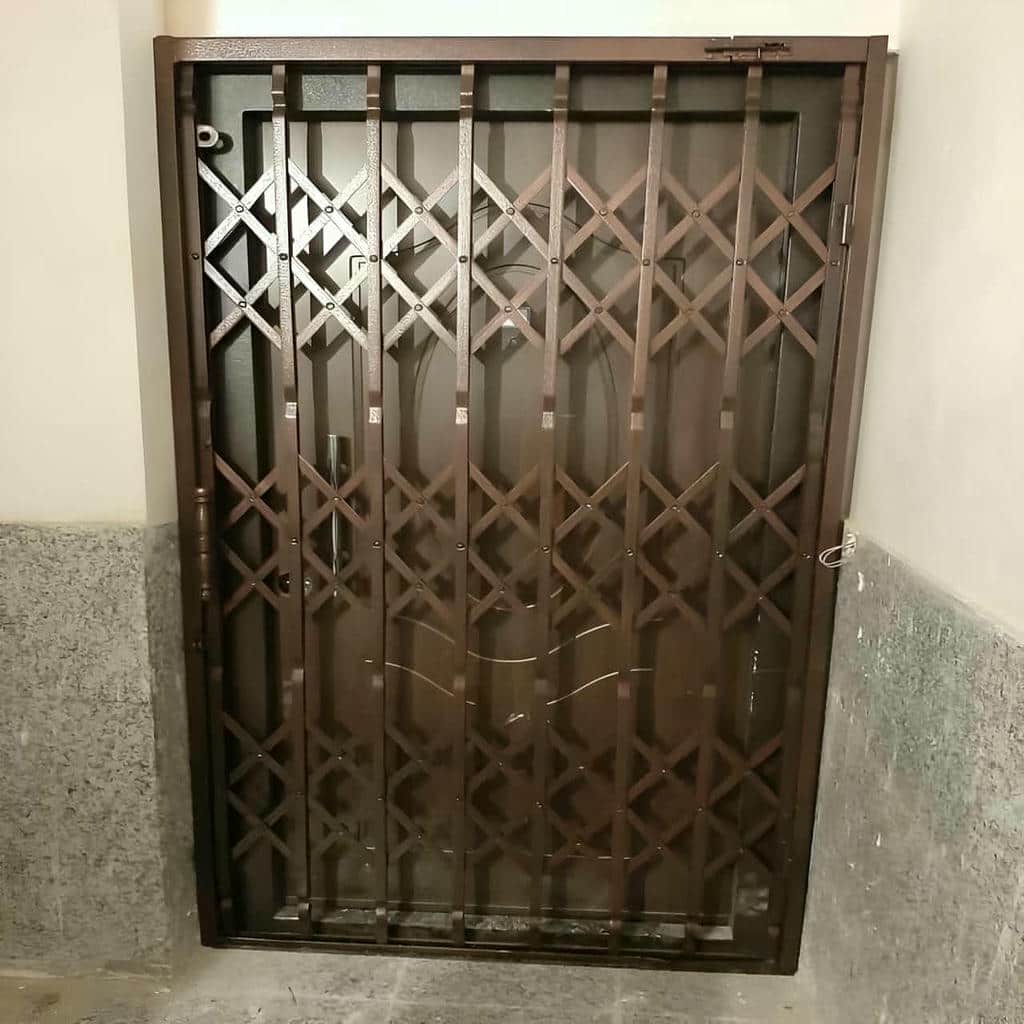 گارد فلزی جمع شده کنار ورودی آپارتمان ساحلی گارد فلزی جمع شده کنار ورودی آپارتمان ساحلی