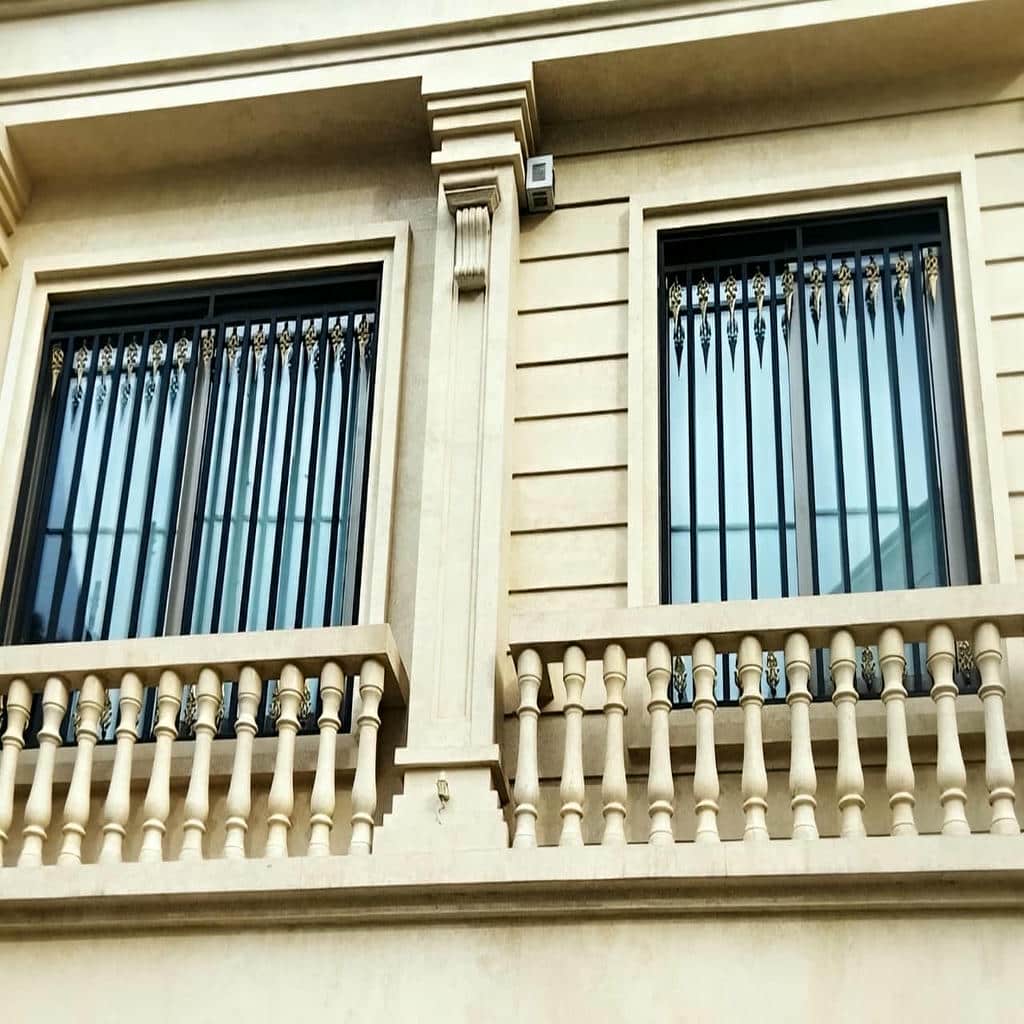 گارد فلزی مشکی مقابل پنجره قدیمی طبقه همکف