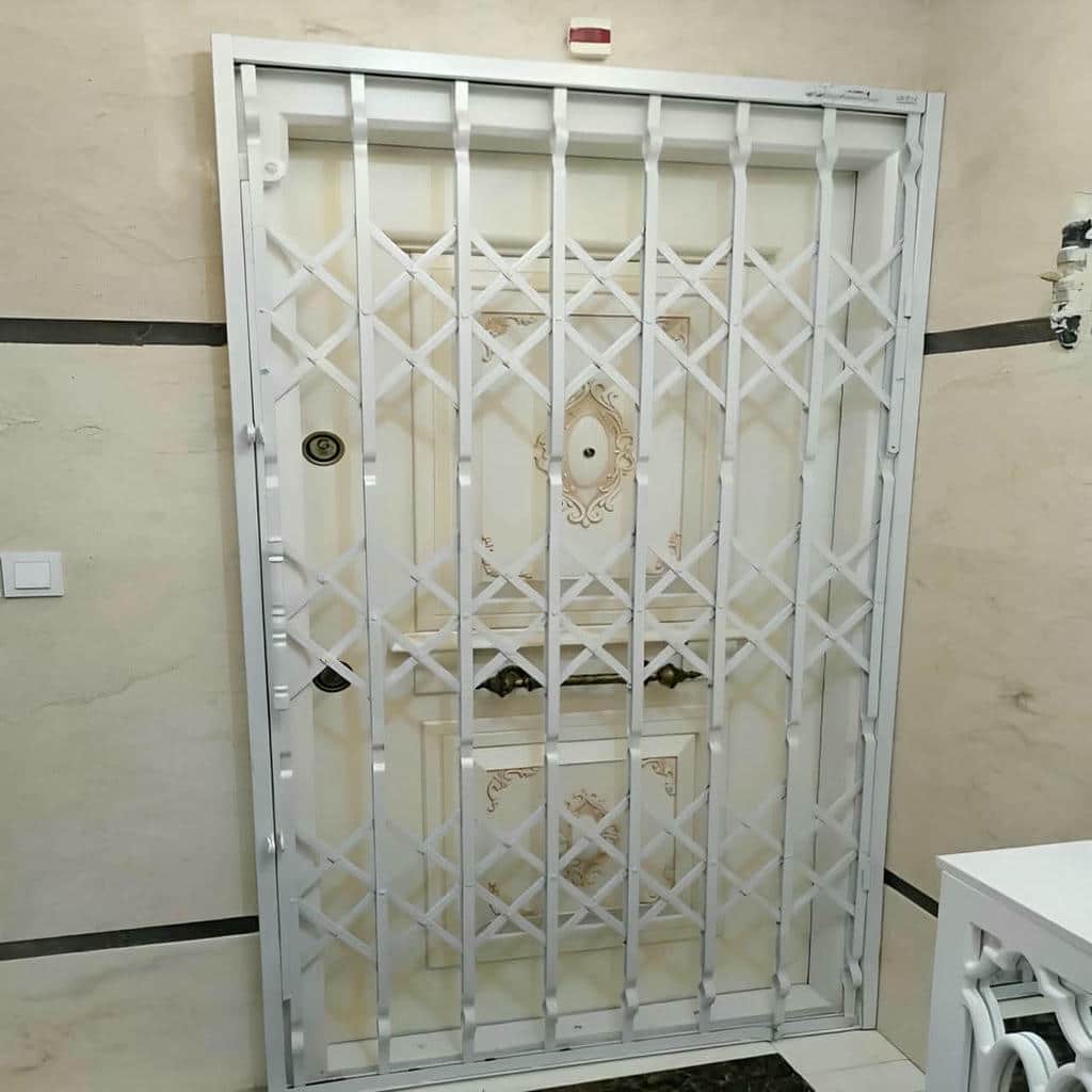 گارد کشویی فلزی با ریل بالایی در راهرو