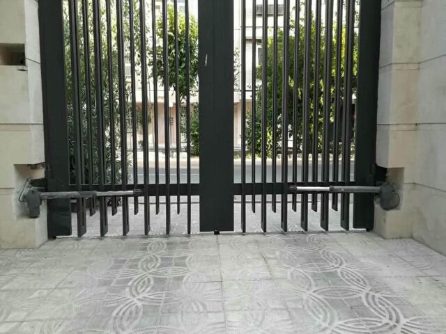 جک درب پارکینگ مشکی روی دروازه عریض رشت مرکز فروش و نصب جک درب پارکینگ در رشت و حومه